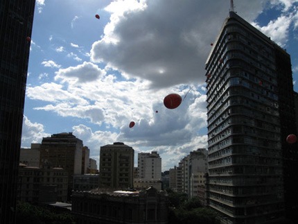 Balões: Intervenção urbana do GIA+Poro