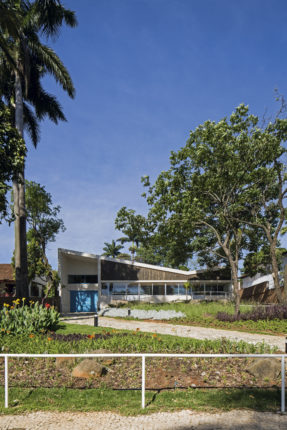 Museu Casa Kubitschek – Projeto de Oscar Niemeyer e jardim de Roberto Burle-Marx - Foto Leonardo Finotti