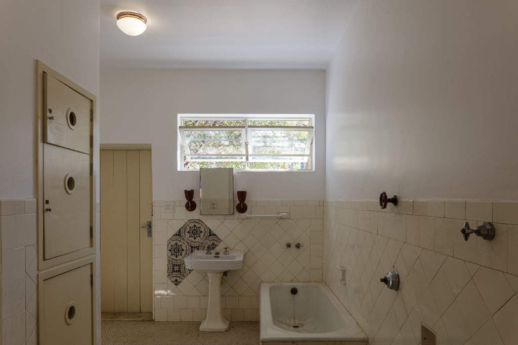 Banheiros: Poro (Brígida Campbell + Marcelo Terça-Nada!), Azulejos de papel, desde 2007 - Foto Leonardo Finotti